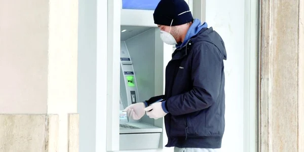 bărbat bancomat mască coronavirus FOTO Profimedia