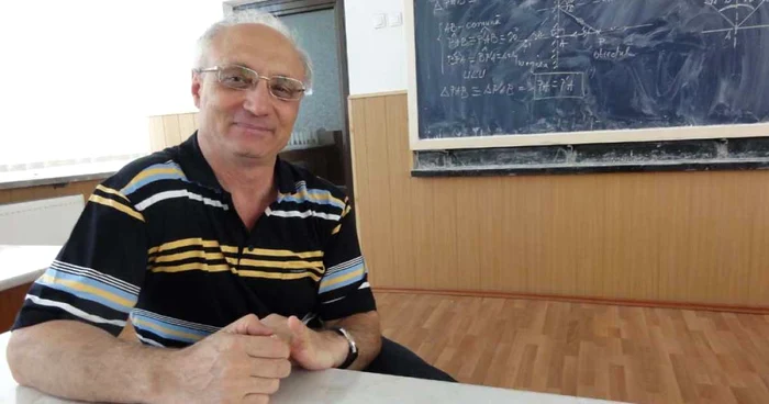 Profesorul Dumitru Combei de la Colegiul Naţional "Ion Minulescu" din Slatina... (FOTO: Mugurel Manea)