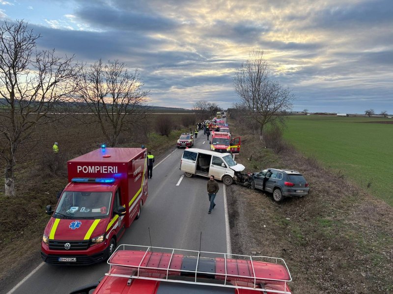 Opt persoane au fost rănite într-un accident în Bihor, unde cinci mașini au intrat în coliziune. Una dintre victime a rămas încarcerată