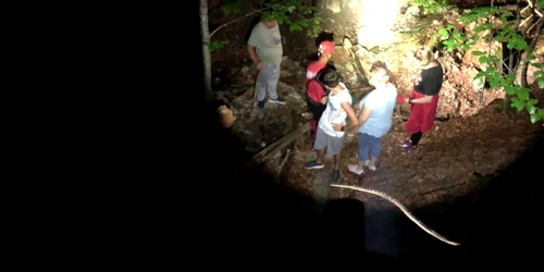 Patru turiști rătăciți pe munte au fost găsiți în albia unui torent secat  Foto Facebook Salvamont România jpg