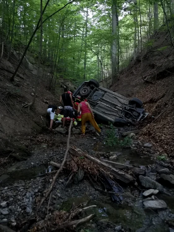 Noi imagini de la accidentul de pe Cozia - Vâlcea unde o maşină în care erau patru copii a căzut într-o râpă 150 de metri ; Foto Adevărul - credit Ciprian Soare