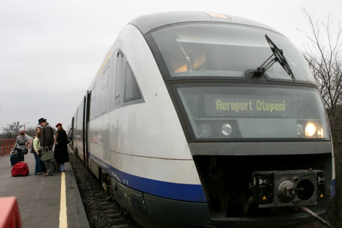 Trenul spre Aeroportul Otopeni oprește acum într-o haltă, de unde sunt preluați călătorii cu microbuzeleFoto: Adevarul