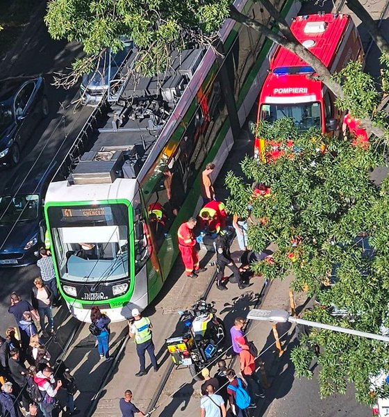 Un bărbat care traversa neregulamentar stada în Capitală a murit după ce a fost lovit de tramvai pe linia 41. Circulația a fost reluată