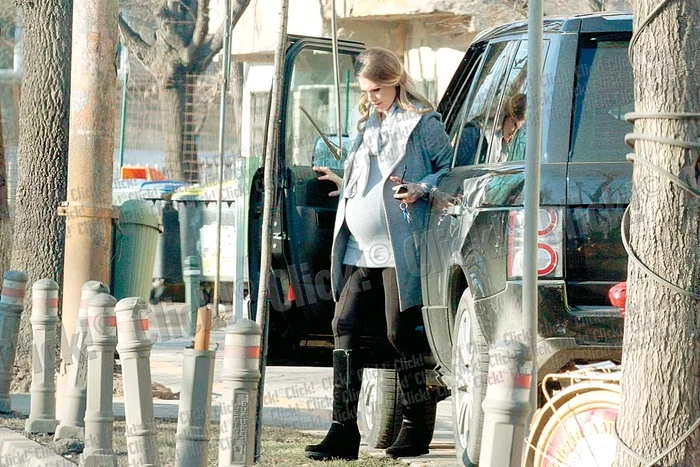 Cristina Rus şi-a dus fiul la stomatolog. Totuşi, aceasta ar fi putut apela la un şofer de-al soţului ei, milionarul Dragos Bîlteanu (FOTO: BLITZ)