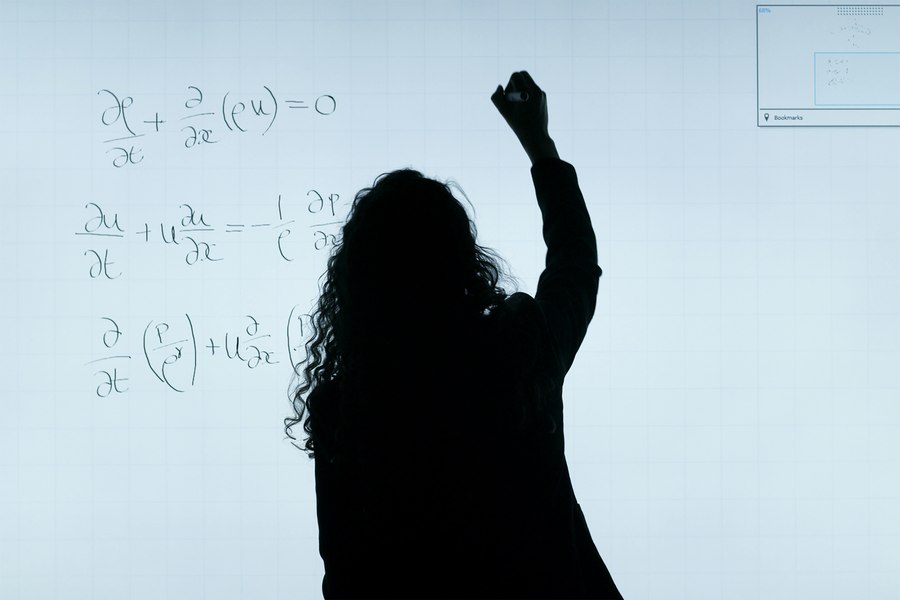 O profesoară ar fi amenințat elevii că le „taie degetele” cu un briceag, dacă nu sunt cuminți. Val de reacții pe rețelele sociale