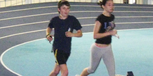 Iubitorii de mişcare aleargă pe pista de atletism modernizată