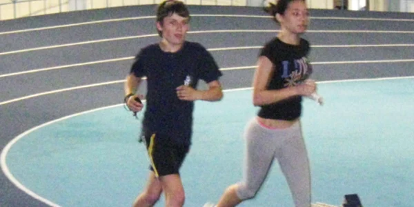 Iubitorii de mişcare aleargă pe pista de atletism modernizată
