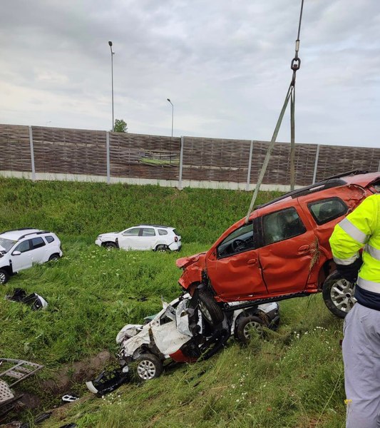 Autotren încărcat cu mașini, căzut de pe Autostrada A1. Șoferul a murit în accident FOTO 