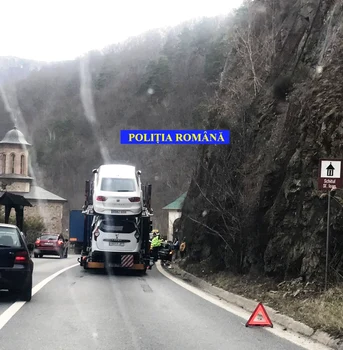 Accident pe Valea Oltului DN 7 - E 81 lângă Mănăstirea Cozia din care au scăpat ca prin minune patru copii Foto Poliţia Română