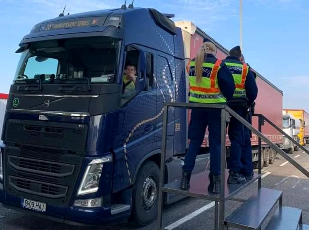 
    Când intră în Ungaria, șoferii de camion nu sunt dați jos din cabină pentru control, polițiștii de frontieră având o scară la nivelul lor  Foto: UNTTR  