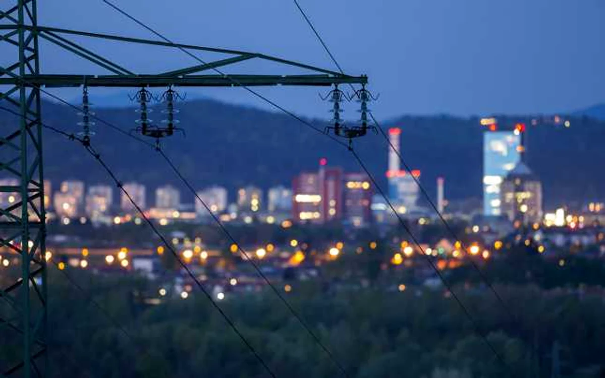 energie electrica lumini fire stalp