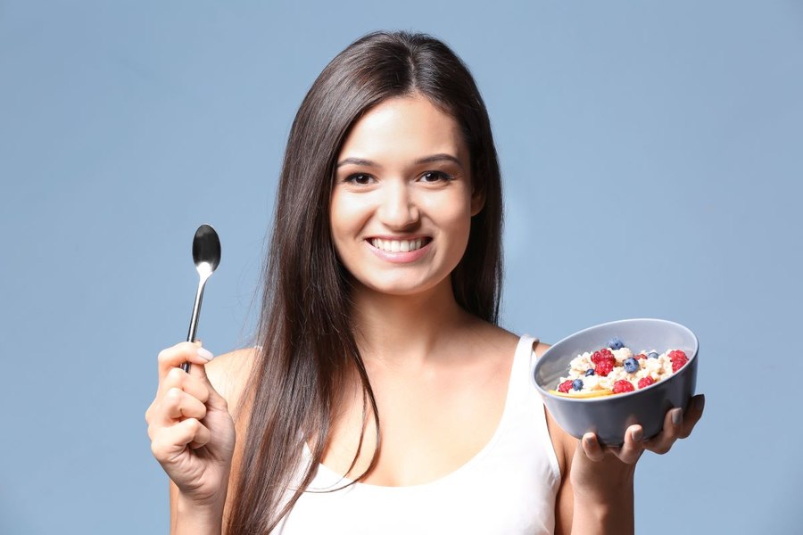 Unu din patru oameni consumă junk food. Cât de mult afectează sănătatea, chiar dacă mesele principale sunt sănătoase