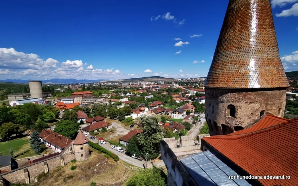 Hunedoara, văzută din Turnul Nou de poartă. Foto: Daniel Guţă. ADEVĂRUL