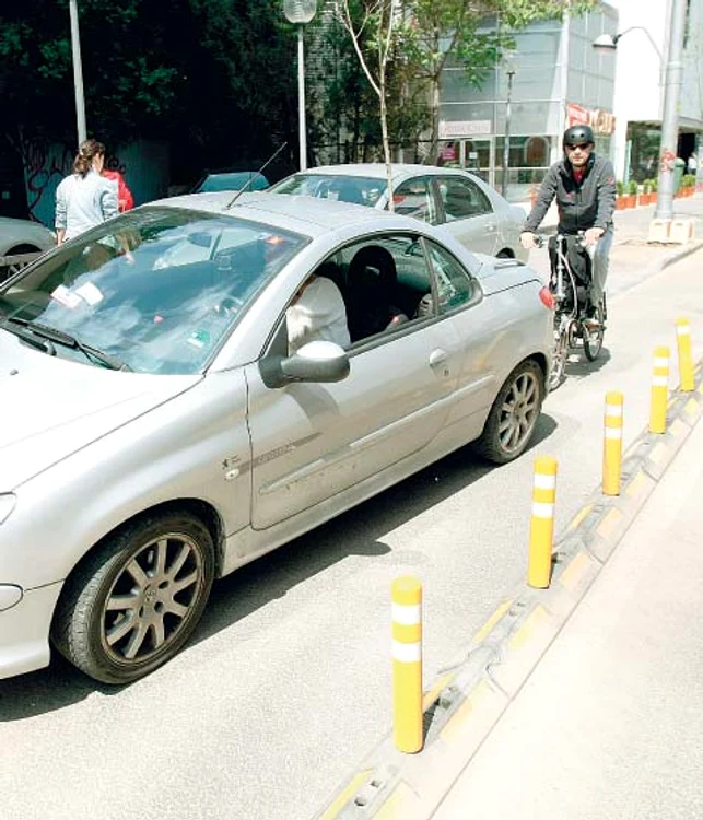 Bd. Buzeşti este cea mai nouă pistă, însă, bicicliştii nu au loc pe ea, din cauza unor şoferi disciplinaţi
