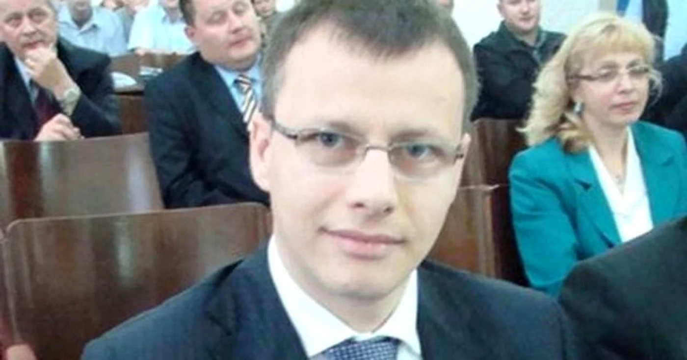 Victor Mora a cheltuit din banii ministerului 4.000 de lei într-o lună numai ca să meargă acasă FOTO Zi de zi