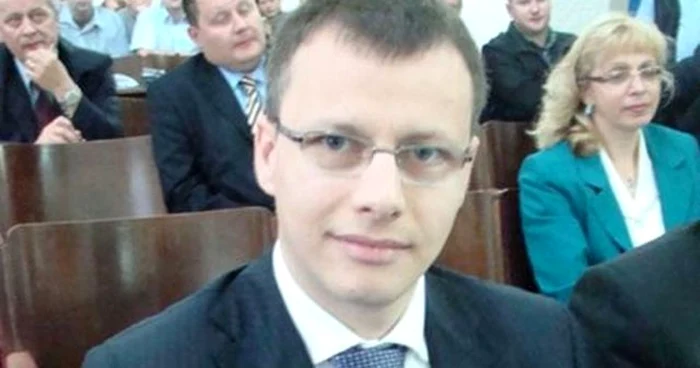 Victor Mora a cheltuit din banii ministerului 4.000 de lei într-o lună numai ca să meargă acasă FOTO Zi de zi