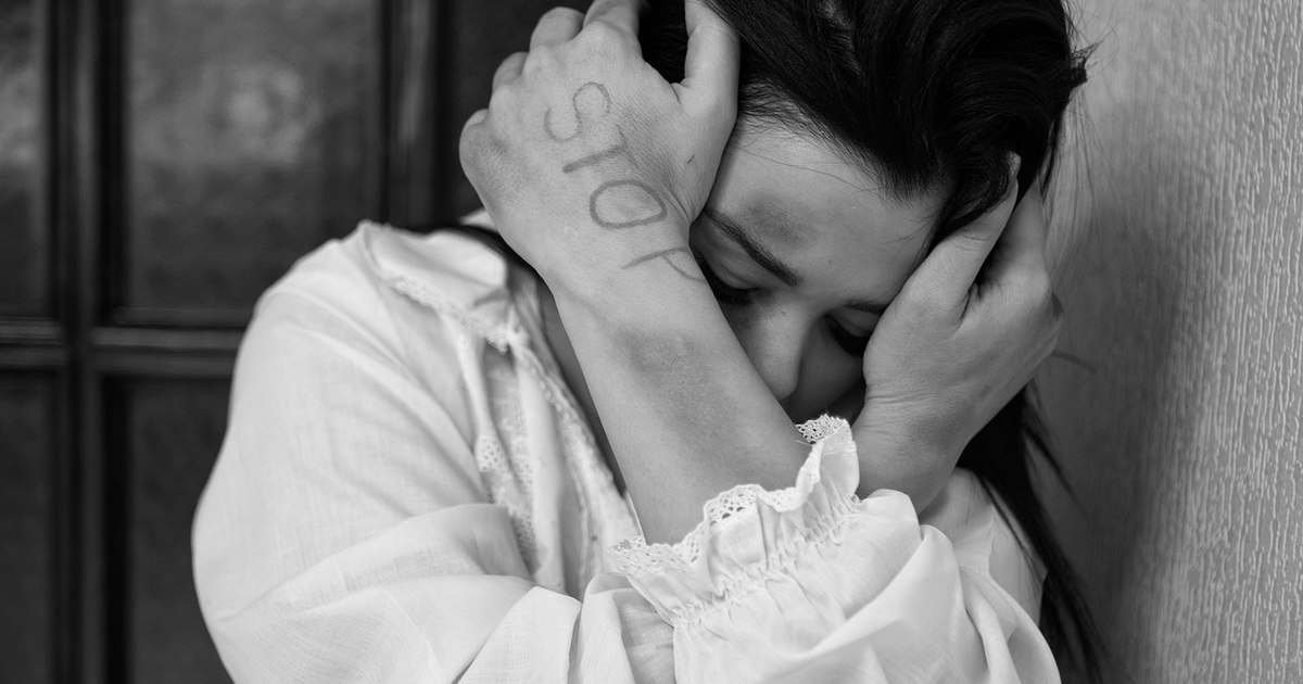 Efectele ascunse ale violenței digitale împotriva femeilor: frică, depresie și o viață distrusă