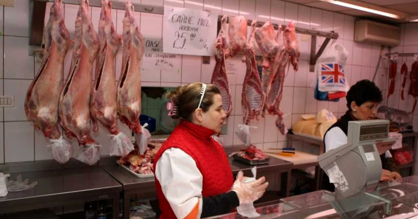 Comercianţii au expus carnea şi îşi aşteaptă clienţii, foto: Bogdan Crăciun.  