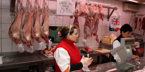 Comercianţii au expus carnea şi îşi aşteaptă clienţii, foto: Bogdan Crăciun.  
