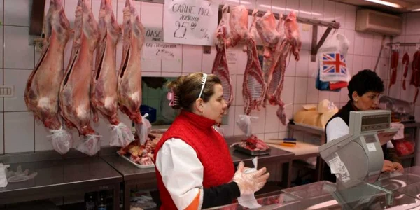 Comercianţii au expus carnea şi îşi aşteaptă clienţii, foto: Bogdan Crăciun.  