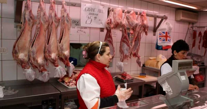 Comercianţii au expus carnea şi îşi aşteaptă clienţii, foto: Bogdan Crăciun.  