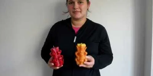 Corina Niţu sculptează lumânări
