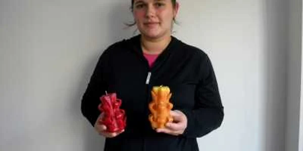 Corina Niţu sculptează lumânări