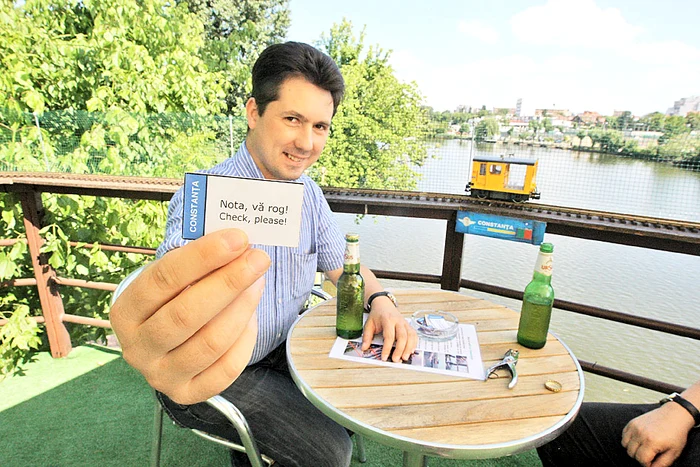 Pentru a plăti, se pune cartonaşul cu anunţul “nota vă rog”, în “locomotiva-ospătar”