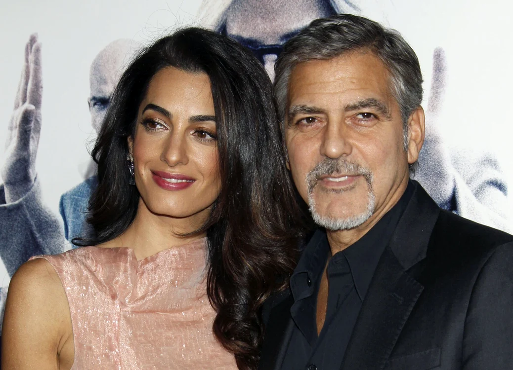 
    Amal a primit un inel de peste 680.000 de dolari de la GeorgeFoto: Splashnews  