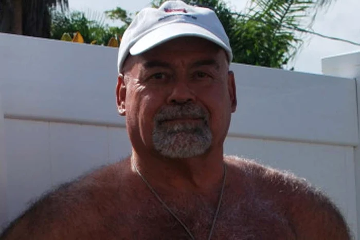 A ales să îşi taie penisul şi testiculele