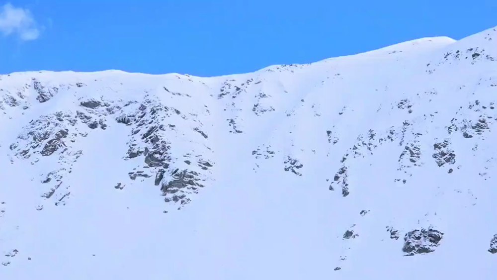 Cum a scăpat cu viață în mod miraculos un schior surprins de o avalanșă în Munții Rodnei VIDEO
