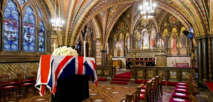 Sicriul cu trupul neînsufleţit al fostului premier Margaret Thacher a fost depus marţi la capela Parlamentului britanic de unde va proni spre catedrala St. Paul