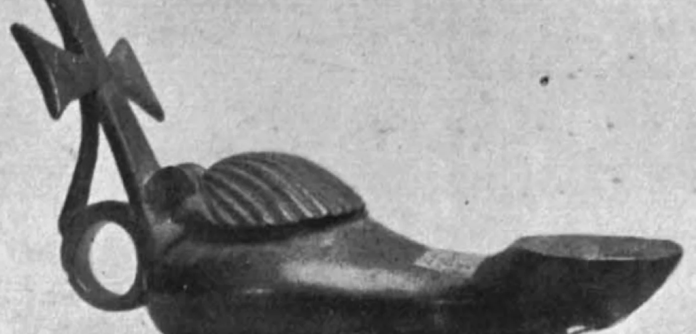 Opaiţul descoperit la Luciu (jud. Ialomiţa) apare la pagina 101 a celei de-a treia ediţii a Istoriei Românilor (autor Constantin C. Giurescu) din anul 1938, în capitolul dedicat misionarilor creştini din Dacia.