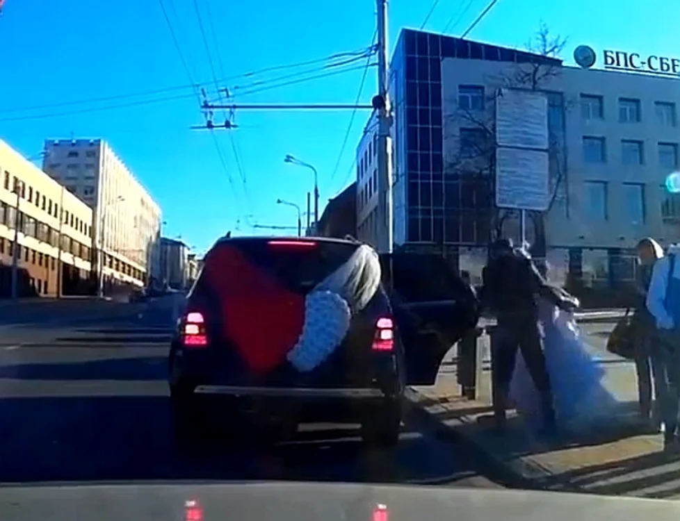 Mirele a luat o bătaie zdravănă de la proaspăta lui mireasă, imediat după nuntăfoto: captură video