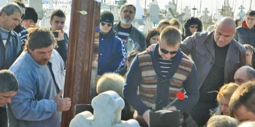 Florina Vlădan, plânsă de fiul său,  Bogdan (cu ochelari), şi de celelalte rude