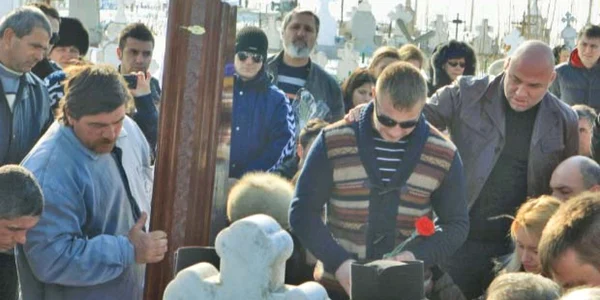 Florina Vlădan, plânsă de fiul său,  Bogdan (cu ochelari), şi de celelalte rude