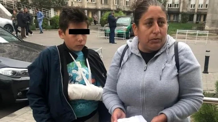 Mama şi copilul daţi afară din spital cu ajutorul agenţilor de pază FOTO Ana Popescu