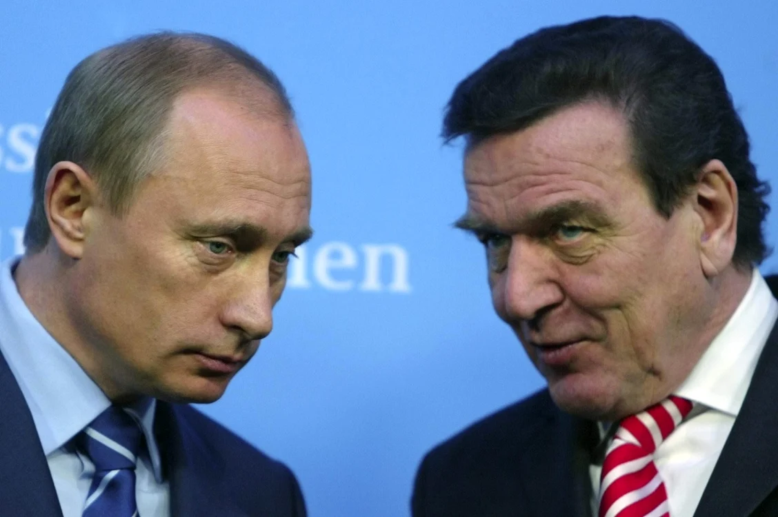 Vladimir Putin şi fostul cancelar german Gerhard Schroder FOTO EPA-EFE
