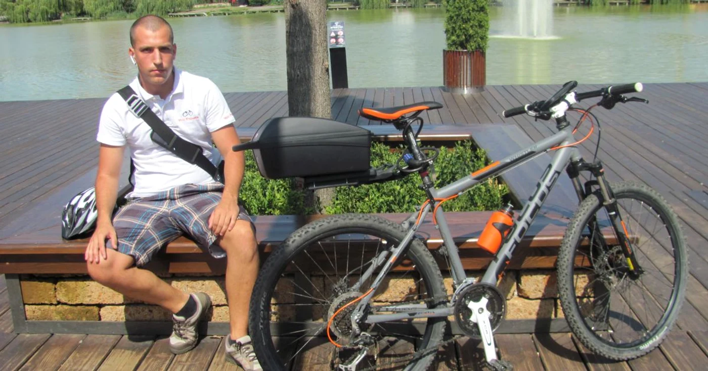 Kalman Zoltan Ştefan livrează colete pe bicicletă. FOTO: Florina Pop