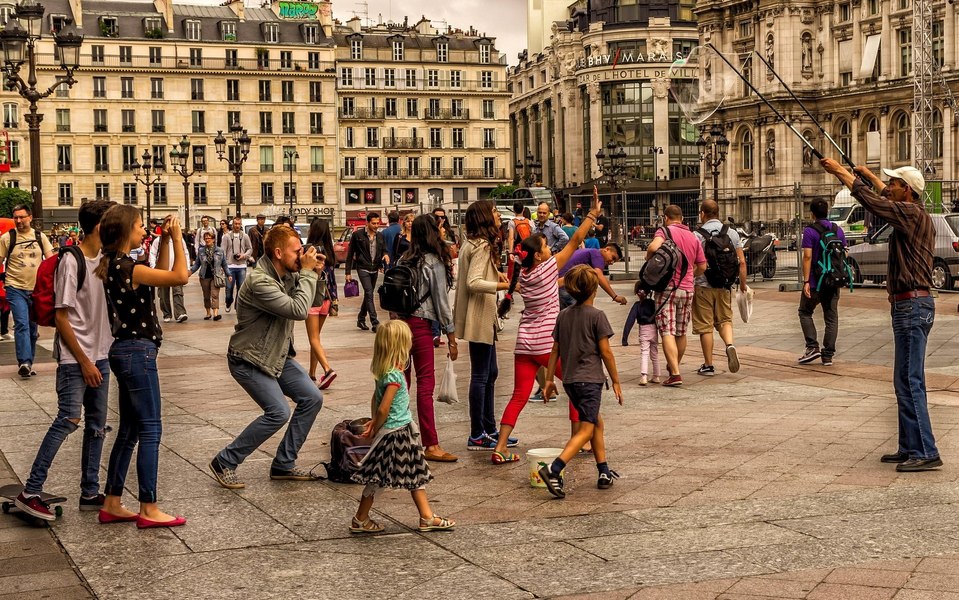 Cât de atractiv mai poate fi visul parizian. Români, despre mutarea în Franța: Dacă nu înveți limba, riști să nu te integrezi