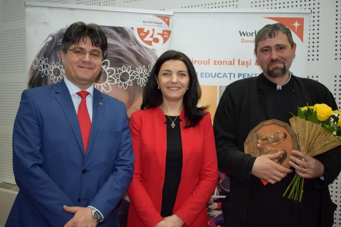 Preotul Mihăiţă Vasilică Paraschiv, alături de oficialităţi la festivitatea de premiere