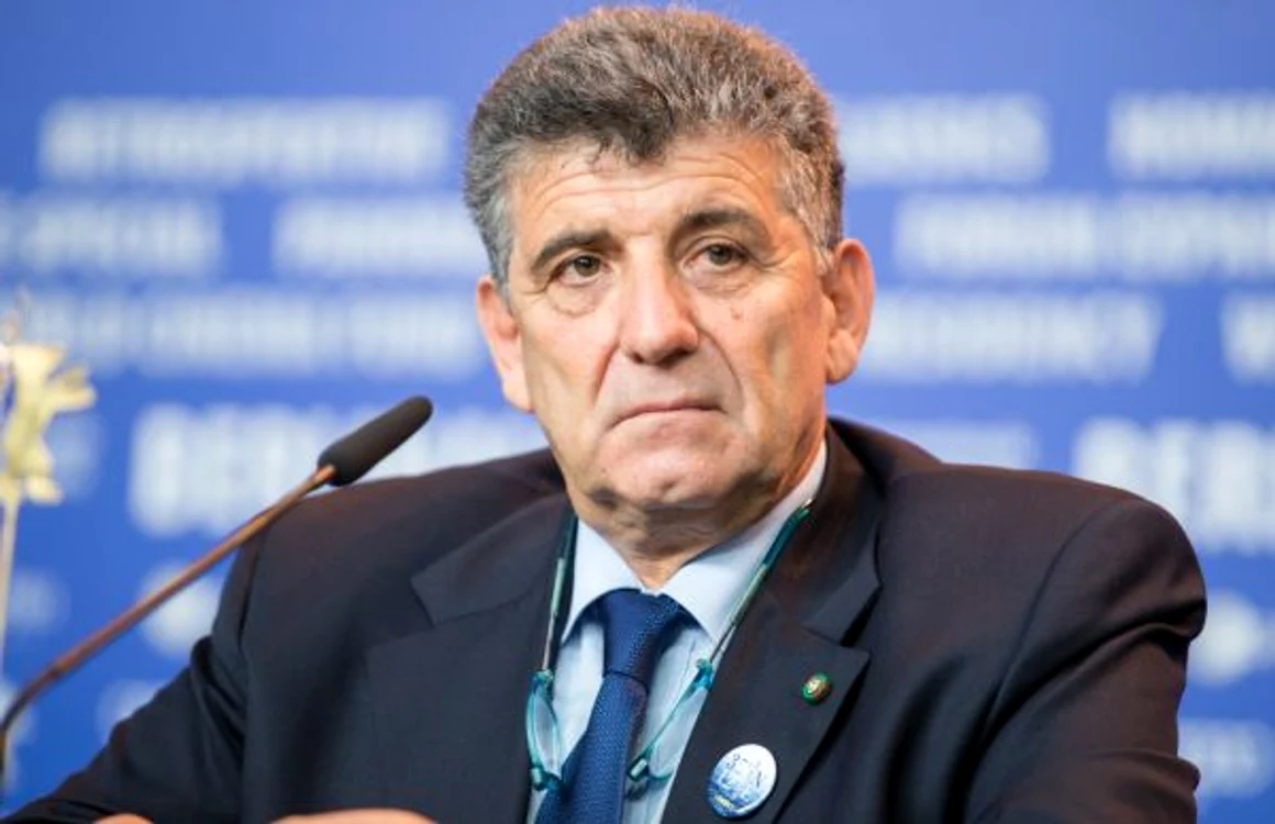 Pietro Bartolo aşteptând să vorbească despre drama refugiaţilor la conferinţa de presă de la Berlinalele din 2016 FOTO EPA-EFE