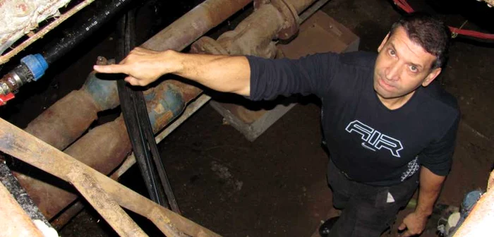 Iulian Ciocoiu,administratorul blocului,spune că celor două apartamente li s-a tăiat căldura din cauza unor defecţiuni