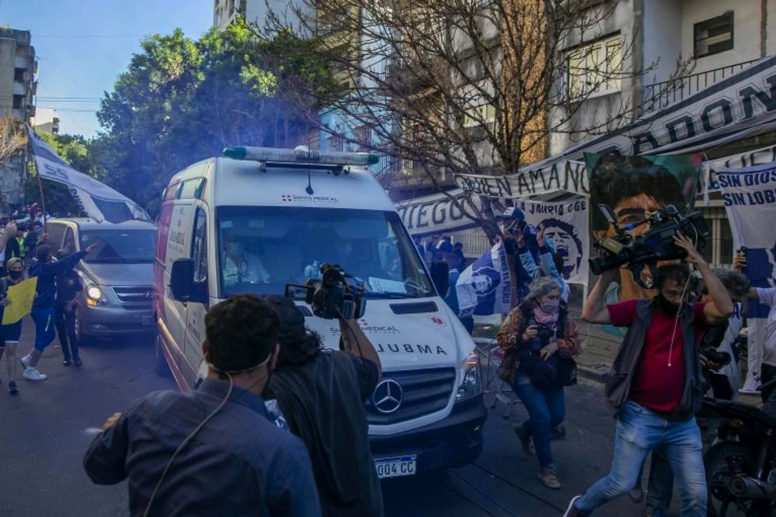 
    Fanii au condus ambulanța în care se afla MaradonaFOTO: EPA  