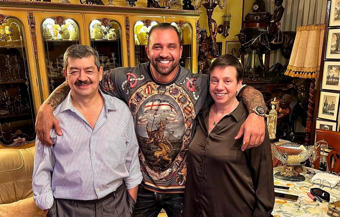 Alex Bodi, alături de părinţii săi foto: Instagram