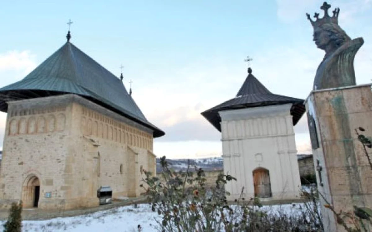 Bustul lui Ştefan cel Mare se află în curtea mănăstirii