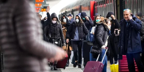 Coronavirus Italia - calatori cu masti pe fata se dau jos din tren in Napoli FOTO EPA-EFE