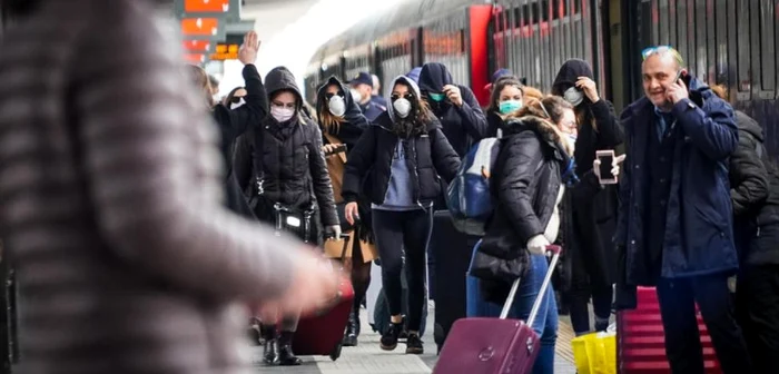 Coronavirus Italia - calatori cu masti pe fata se dau jos din tren in Napoli FOTO EPA-EFE