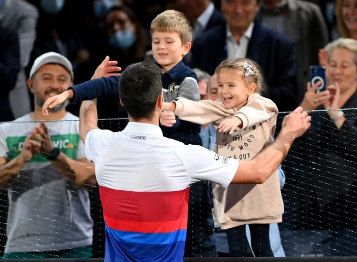 
    Novak Djokovic se îmbrățișează cu copiiiFoto: Guliver/ GettyImages  