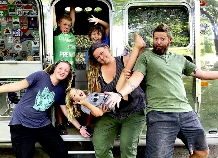 
    Jonathan şi Aashely au renunţat la casa visurilor, au cumpărat o rulotă şi străbat America alături de cei patru copiifoto: Instagram/ tinyshinyhome  